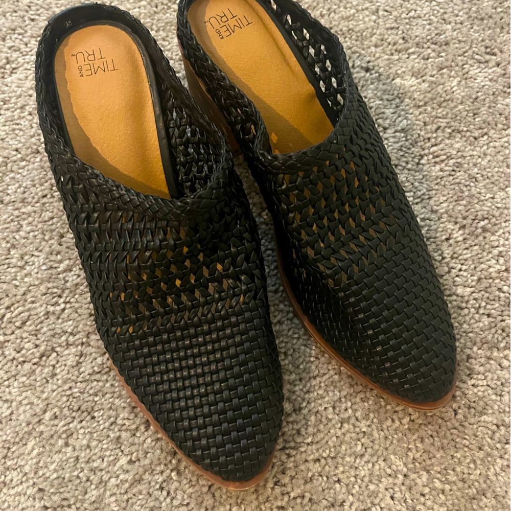 Time & Tru black wedge shoes